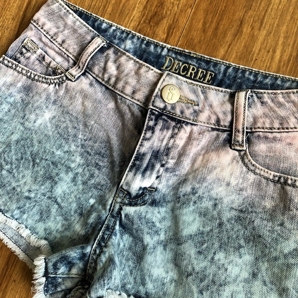Decree Acid Wash Ombré Shorts | Size 5 - Picture 3 of 5